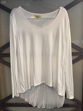 Cecico White Long Sleeve Scoop Neck Top with Pleated High-Low Hem